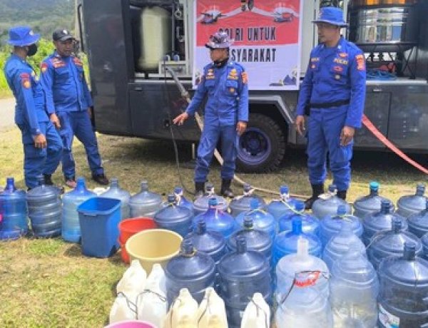 Polairud Polda NTT Bantu Warga Reok, Salurkan 7 Ton Air Bersih Siap Minum Pascagempa