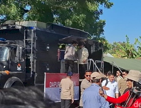 Prabowo Cek Dapur Polri di Lokasi Pengungsian Nagekeo
