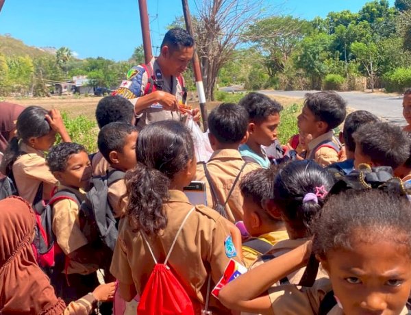 Polda NTT Sapa Anak-Anak Pascagempa