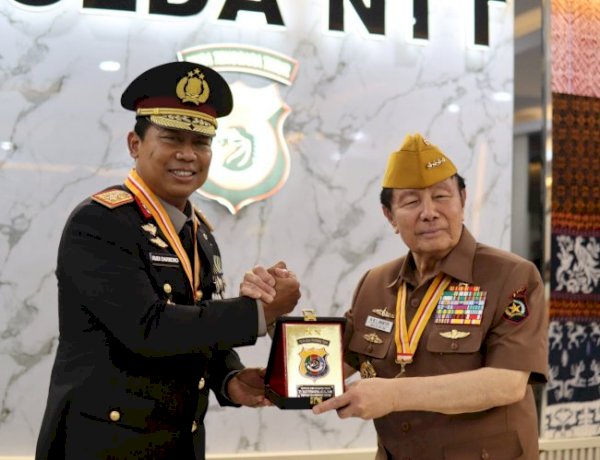 Kapolres Kupang Hadiri Penganugerahan Bintang LVRI kepada Kapolda NTT dan Wakil Gubernur