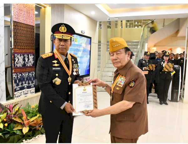 Terima Bintang Kehormatan LVRI, Kapolda NTT: Ini Amanah untuk Terus Memupuk Nasionalisme dan Persaudaraan