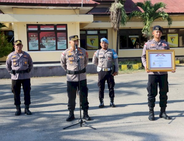 Kompolnas Award Jadi Motivasi, Kapolres Kupang Tunjukkan Penghargaan kepada Seluruh Personel