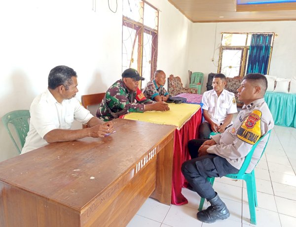 Galang Pemdes Jaga Kamtibmas, Bhabinkamtibmas Desa Pukdale dan Fatuteta Sambangi Kantor Desa
