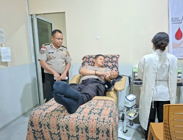 Sambut Hari Jadi Humas Polri ke-75, Kabid Humas Polda NTT dan Personel Polres Kupang Ikut Donor Darah