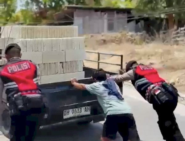 Sigap Membantu Masyarakat, Unit Turjawali Sat Samapta Polres Kupang Bantu Mobil Pick Up Yang Tidak Kuat menanjak