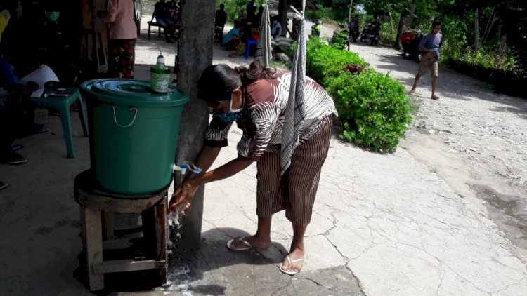 Kapolsek Kupang Timur Bagikan Masker ke pedagang pasar Oesao