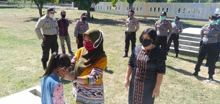 Dari batas Negeri, Kapolsek Amfoang Timur Bersama Ketua Bhayangkari Ranting Amfoang Timur bagikan masker