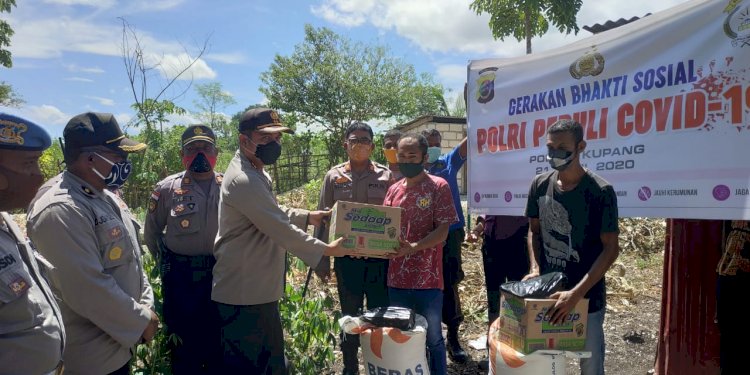 Lagi..!! Kapolres Kupang dan jajaran  melakukan  bagi ratusan paket sembako