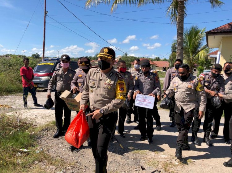 Kapolres,berjalan kaki berikan bantuan sembako ke 10 Kk terdampak covid- 19