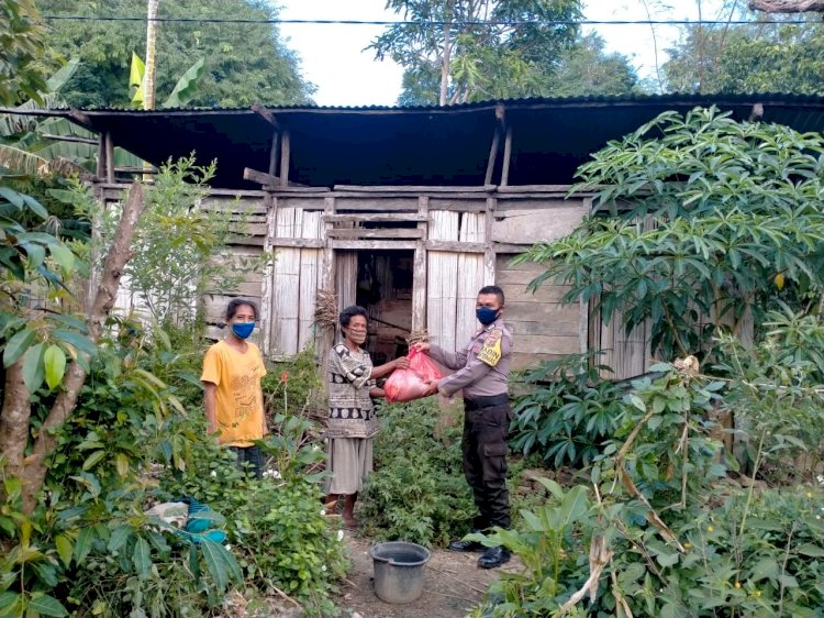 Bhabinkamtibmas Bripka Rudyart, bagikan paket sembako ke warga binaannya