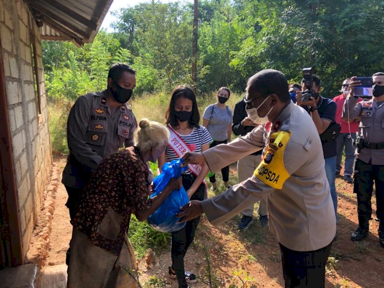 Warga Noelbaki mendapat berkah dari Waka Polda NTT di tengah pandemi corona