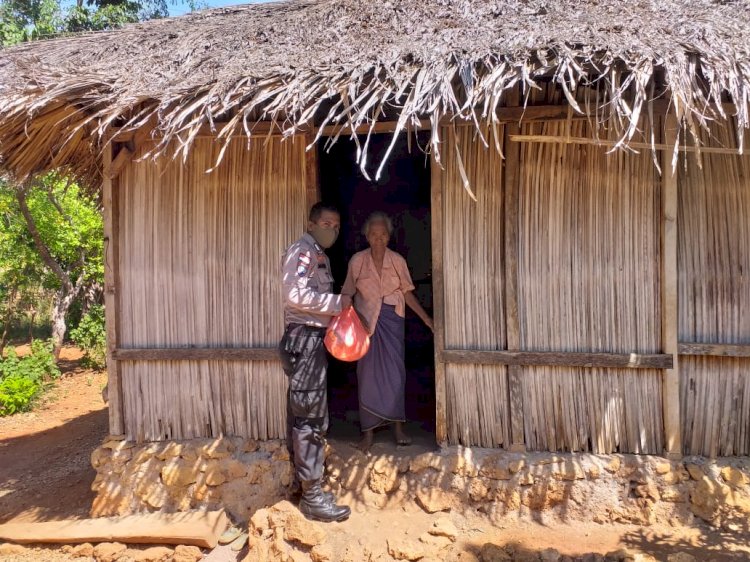 Bhabinkamtibmas Bantu Warga Kurang Mampu Berikan Paket Sembako