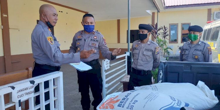 Kapolsek Kupang Tengah, bantu warga terdampak covid- 19, sumbangkan setengah ton beras