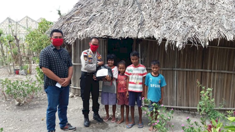 Perduli warga tidak mampu Kapolsek Amarasi Timur, bagikan peket sembako