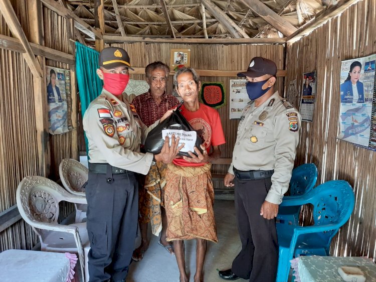Perduli warga tidak mampu Kapolsek Amarasi Timur, bagikan peket sembako