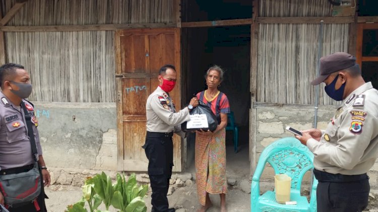 Perduli warga tidak mampu Kapolsek Amarasi Timur, bagikan peket sembako