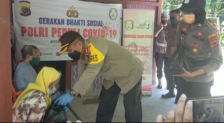 Door to door, Kapolres Kupang Akbp Aldinan RJH Manurung,SH, SIK, MSi,membagikan paket sembako ke warga tidak mampu