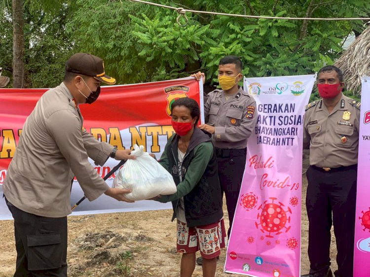 Kapolres Kupang, bersama rombongan Kapolda NTT berikan bantuan kepada masyarakat tidak mampu