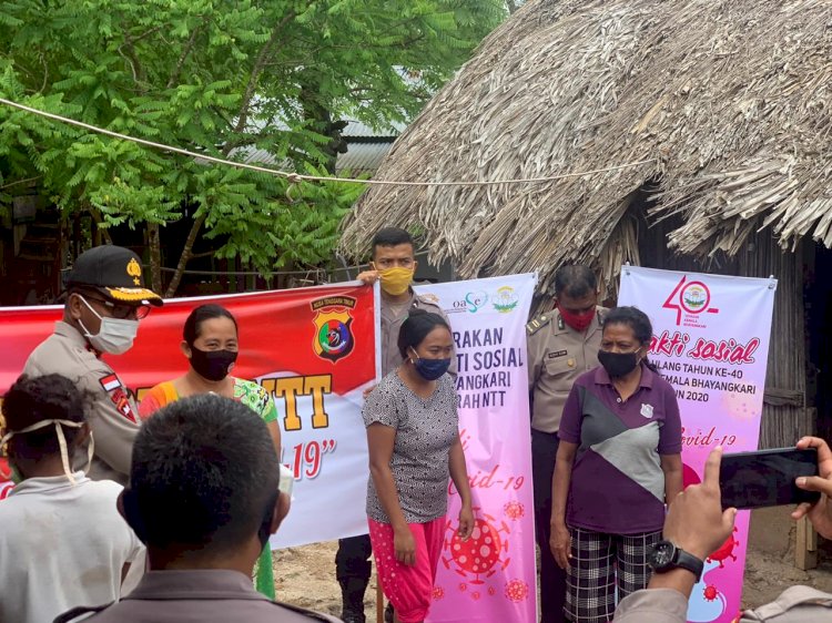 Kapolres Kupang, bersama rombongan Kapolda NTT berikan bantuan kepada masyarakat tidak mampu