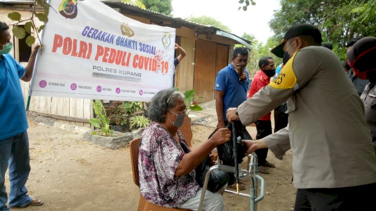 Ingin kurangi beban warga di tengah covid- 19, Kapolres Kupang Salurkan bantuan sembako kepada warga Tanah Merah