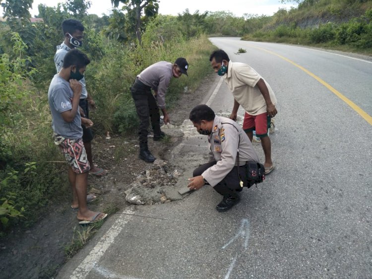 Sering terjadi kecelakaan, Kapolsek Takari inisiatif tambal titik kerusakan jalan