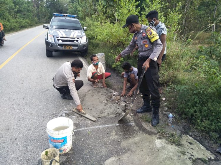 Sering terjadi kecelakaan, Kapolsek Takari inisiatif tambal titik kerusakan jalan