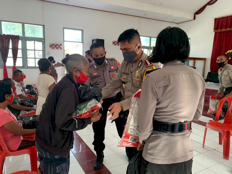 Lanjutkan Bansos, Kapolres Kupang Bersama Rombongan Datangi Empat Gereja