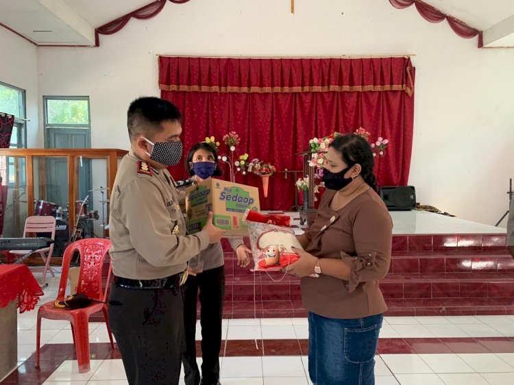 Lanjutkan Bansos, Kapolres Kupang Bersama Rombongan Datangi Empat Gereja