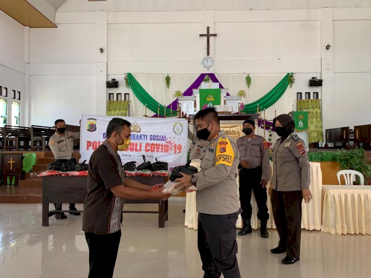 Era New Normal Polres Kupang Bagikan Sembako Melalui Rumah Ibadah