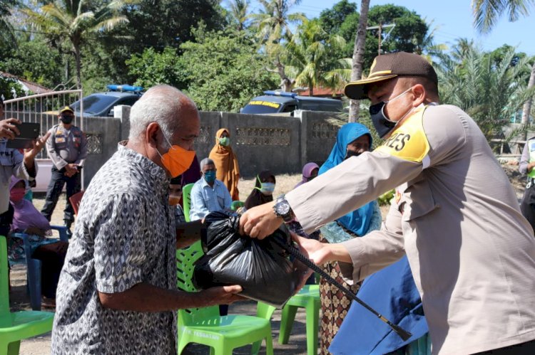 Sambut Hari Bhayangkara Kapolres Kupang Berkeliling Hingga ke Selatan Bagikan Sembako Untuk Masyarakat Tidak Mampu