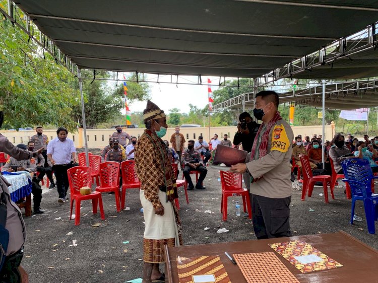 Gunakan Dua Kapal Patroli Pol Air Kapolres Kupang Bersama Rombongan Muat Bantuan Sembako