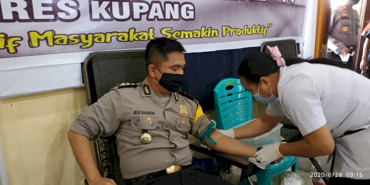 Cek Suhu Tubuh Polres Kupang Pastikan Anggota Bebas Saspect Covid- 19