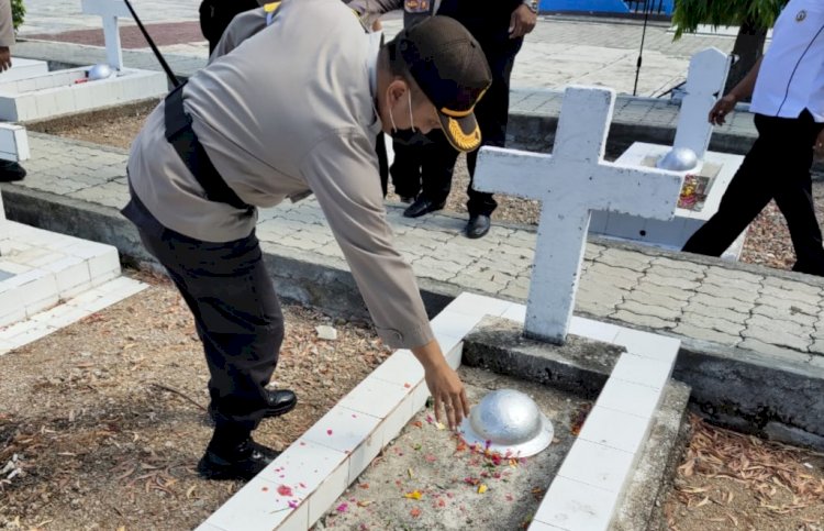 Kenang Jasa Para Pahlawan Kapolres Kupang Tabur Bunga Di Taman Makam Pahlawan Darmaloka