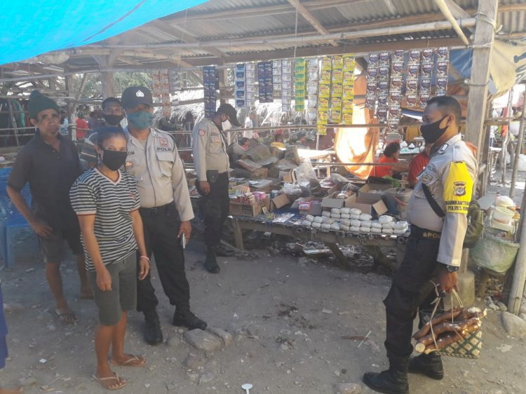 Kompak Kanit Binmas Bersama Bhabinkamtibmas Polsek Amfoang Utara Kunjungi Warga