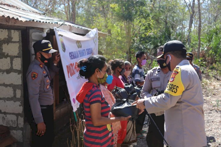 Kapolres  Kupang Door to Door Distribusikan 100 Paket Bantuan Sembako  Kepada Warga Tidak Mampu