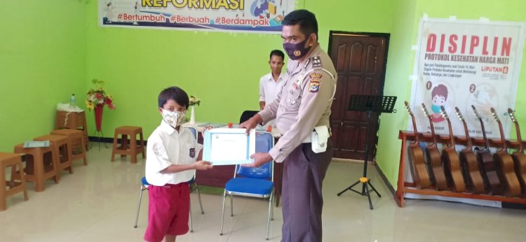 Kanit Dikmas Polres Kupang Berikan Penghargaan Kepada Polisi Cilik