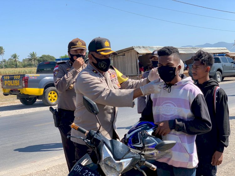 Cegah Penularan Covid-19 Jajaran Polres Kupang Bagikan Masker Gratis
