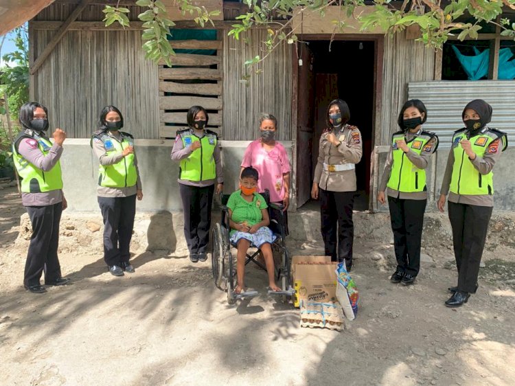 Perduli Warga Polwan Sat Lantas Polres Kupang  berbagi