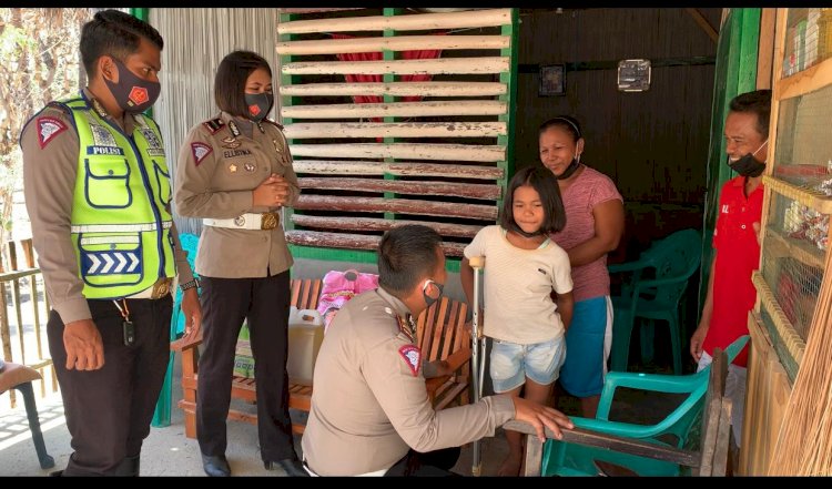 Kasat Lantas Polres Kupang Berikan Bantuan Tongkat  Kepada Anak  Seorang Siswa