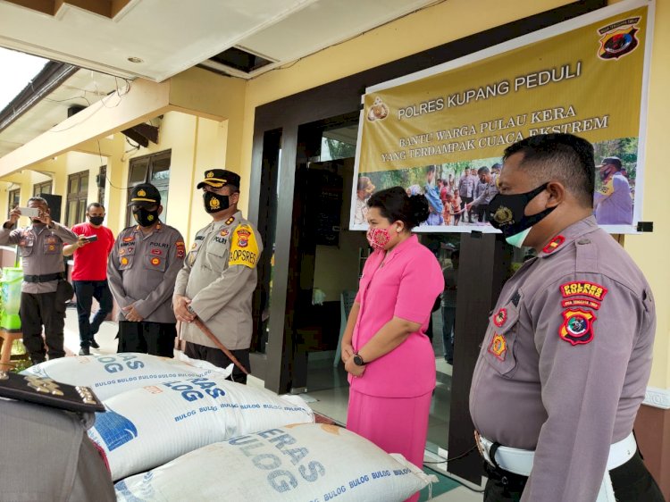 Kapolres Kupang Kirim  Bantuan 1 75 ton Beras Untuk Warga Pulau Kera Yang Terdampak Cuaca Ekstrem