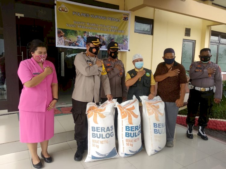 Kapolres Kupang Kirim  Bantuan 1 75 ton Beras Untuk Warga Pulau Kera Yang Terdampak Cuaca Ekstrem