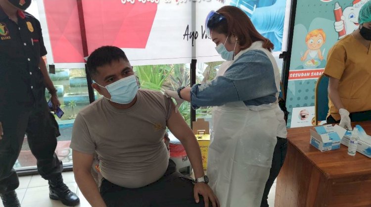 Kapolres Kupang Orang Pertama Penerima Vaksin  Di jajaran Polres Kupang