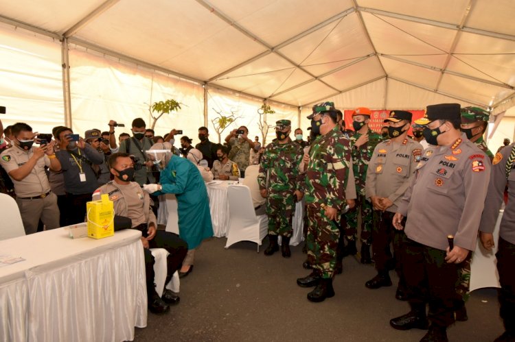 PANGLIMA TNI DAN KAPOLRI TINJAU LANGSUNG PELAKSANAAN VAKSINASI PRAJURIT TNI-POLRI DI POLDA KEPRI