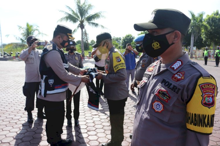 Kapolres Kupang, serahkan rompi dan jeket kepada para Bhabinkamtibmas