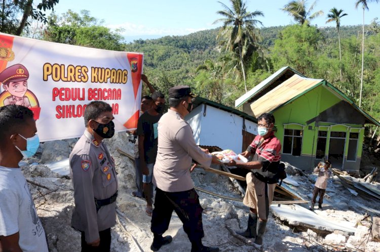 Kapolres Kupang Jelajah Medan Berat Salurkan Bantuan