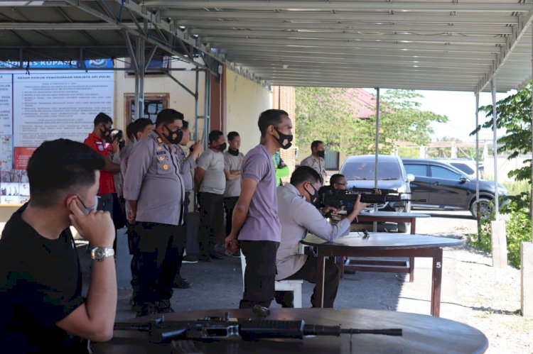 Tingkatkan Kemampuan , Personil Polres Kupang Gelar Latihan Menembak