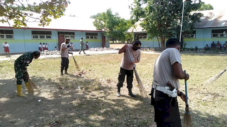 Perduli Kebersihan Kapolsek Amf Tim Bersama TNI Perbatasan Laksanakan Kerja Bakti