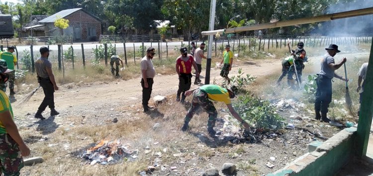 Perduli Kebersihan Kapolsek Amf Tim Bersama TNI Perbatasan Laksanakan Kerja Bakti