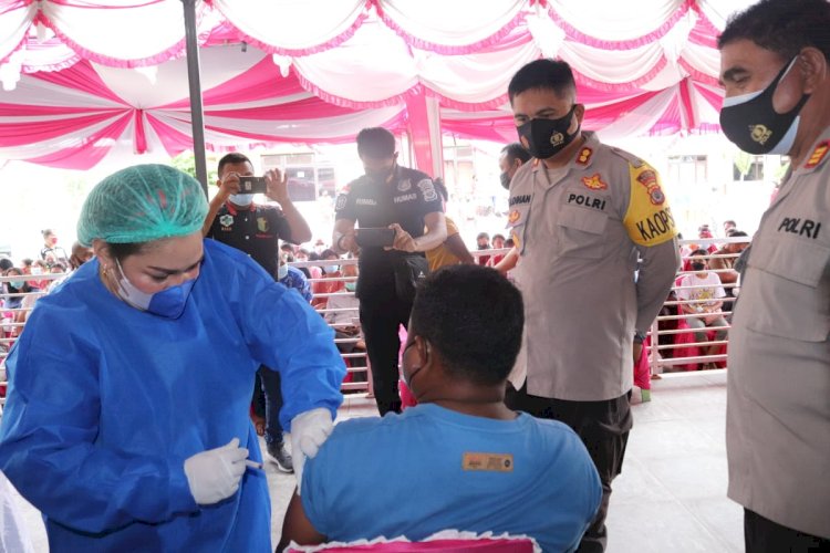 Seruduk Polres Kupang Masyarakat Antuasias Di Suntik Vaksin