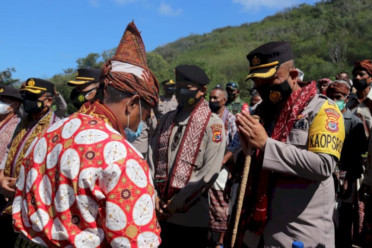 Sambut Hari Bhayangkara ke 75 Polres Kupang Salurkan Paket Bantuan